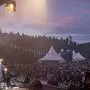 Abendlicher Blick von der Festivalbühne ins Publikum