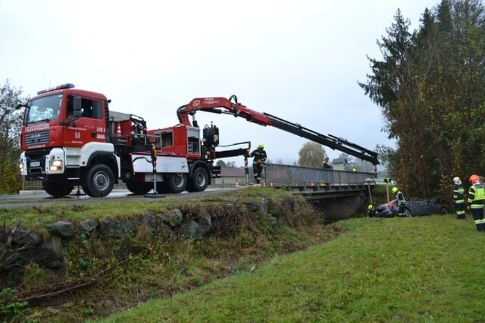 Die Feuerwehren Pirkhof und St. Stefan bargen das Unfallfahrzeug.