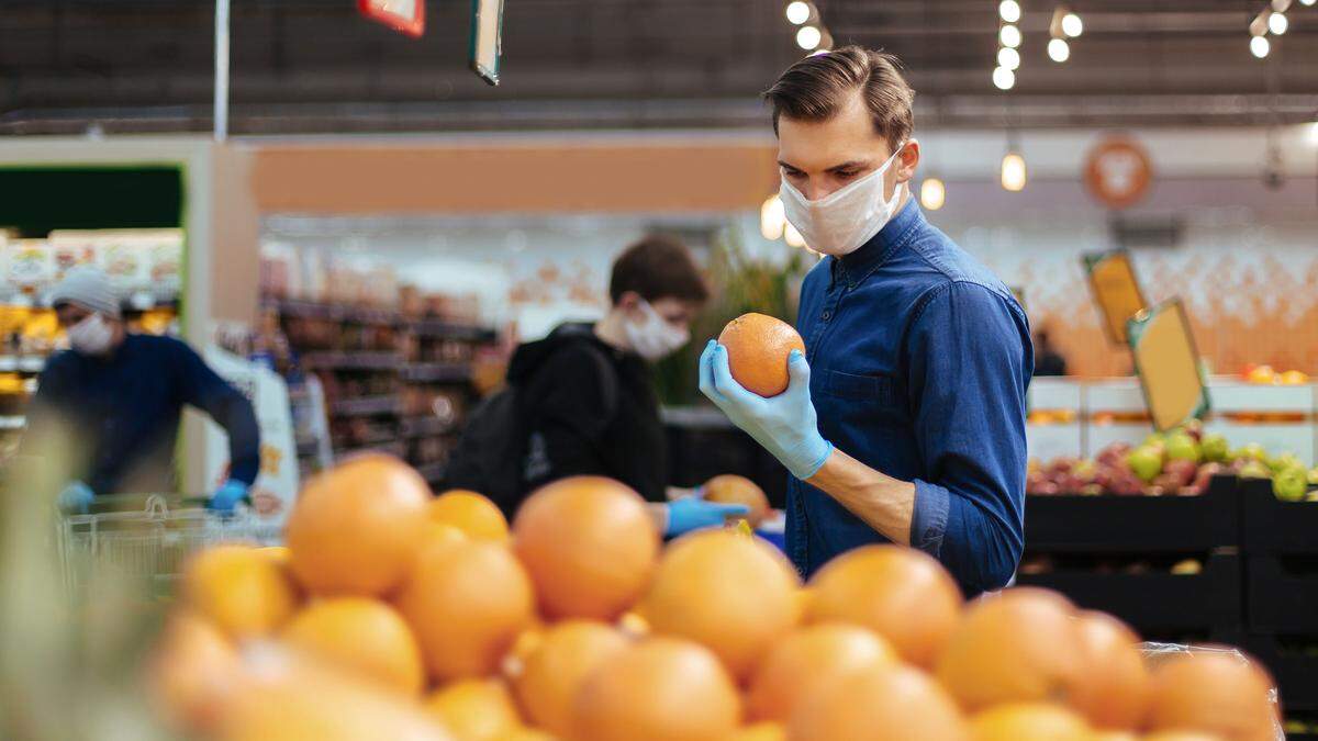 &quot;Die punktuelle Einführung der Maskenpflicht, etwa nur im Supermarkt, dürfte einen geringen Effekt haben&quot;, sagt Epidemiologe Gerald Gartlehner
