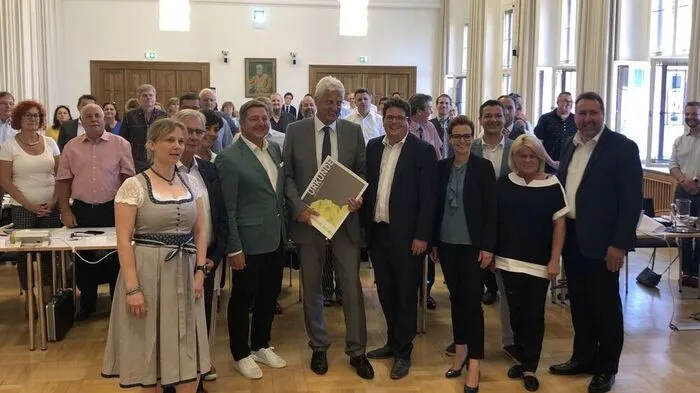 Die Verleihung des Ehrenzeichens in der Gemeinderatssitzung