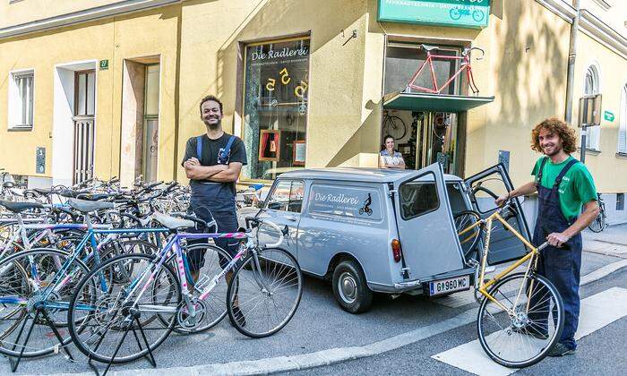Bernkopfs zweite Leidenschaft, vierrädrige Oldtimer, hat praktische Vorteile: Sein liebevoll restaurierter Mini Van dient auch als Lieferfahrzeug, bietet er doch Platz für bis zu fünf Fahrräder