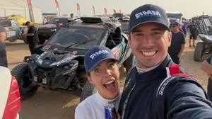 Victoria Swarovski und Mark Mateschitz freuen sich nach ihrem Dakar-Finish