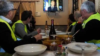 Mit Skepsis verfolgten die Gelbwesten Macrons Rede