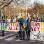 Mit Transparenten wurde die Straße blockiert