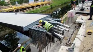 Am Donnerstag wurde das Stahltragwerk angeliefert und eingehoben