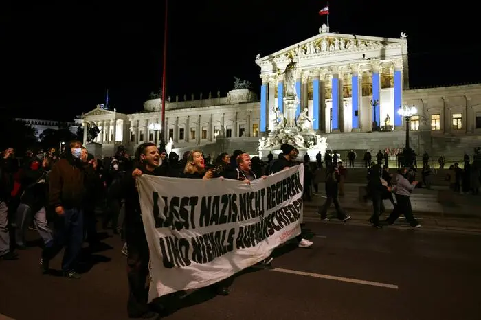 Der Protest richtet sich gegen das Erstarken der FPÖ.
