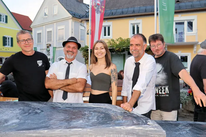 Bei traumhaftem Wetter, sommerlichen Temperaturen über 30 Grad Celsius, Grillspezialitäten und musikalischen Schmankerln gratulierten Hunderte Fans dem MRC Styria und den Cheese &amp; Crackers.
