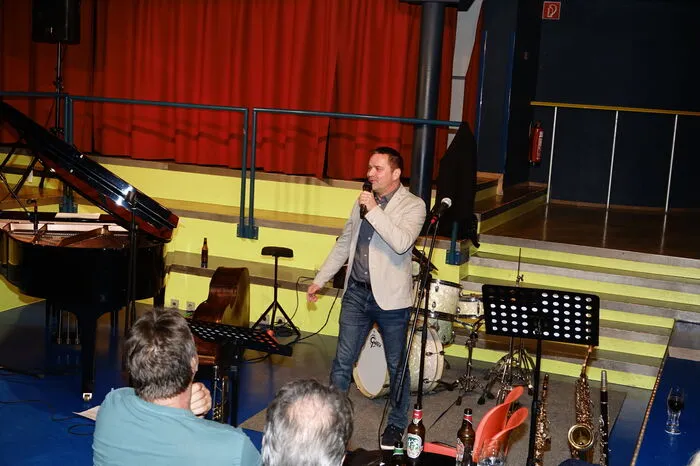 Die Formation setzt sich zusammen aus der international gefragten heimischen Jazzgröße Ewald Oberleitner (b), dem Urgestein der österreichischen Big-Band-Szene, Franz Schober (tp), dem Schweden Jan Akerman (cl, saxes, rec), sowie Franz Brodschneider (tb), Heinz Pratter (dr) und Mastermind Janos Babos am Piano.