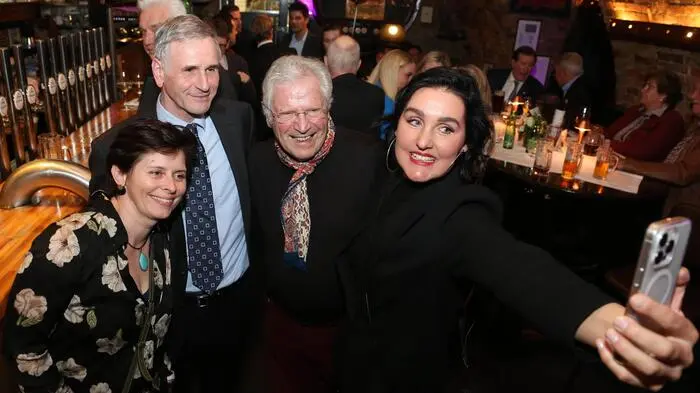 Im Klagenfurter Felsenkeller feierte Bürgermeister Christian Scheider am Mittwoch seinen 60. Geburtstag - mit vielen Weggefährten, unter anderen Richi Di Bernardo (Mitte).