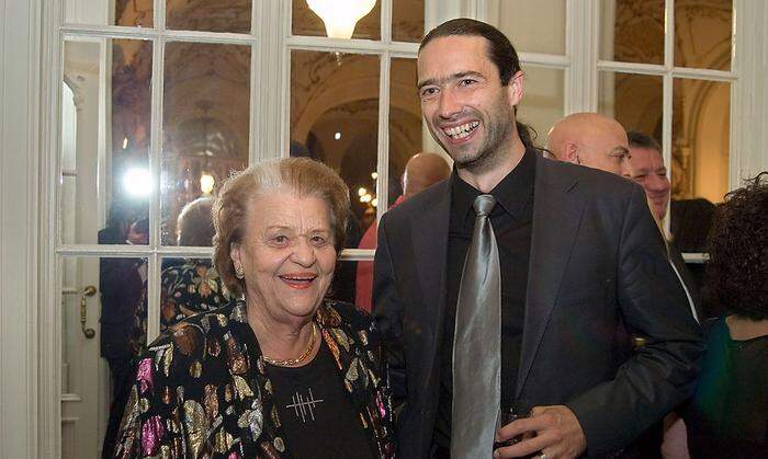 Erika Schubert 2009 bei der Abschiedsfeier für den Intendanten Jörg Koßdorff, hier mit Ensemblemitglied Wilfried Zelinka