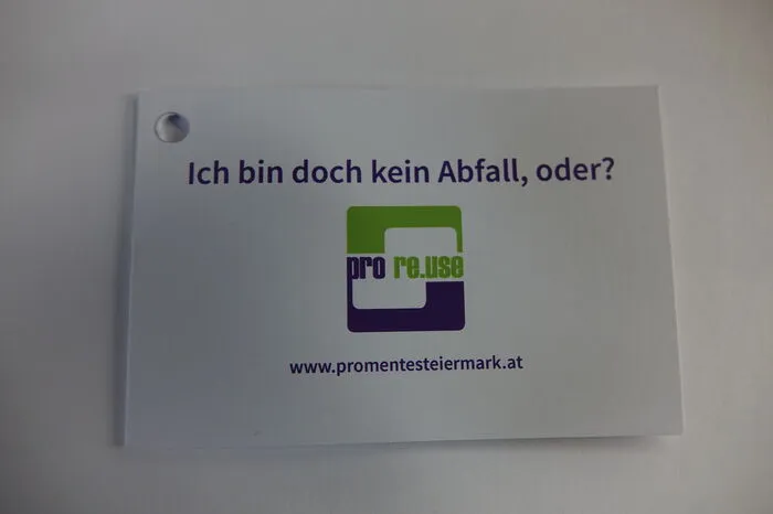 Jeder Gegenstand, der über den Weg der Altstoffsammelzentren zu Pro Mente kommt, wird in der Verkaufsstelle mit einem eigenen Kärtchen gekennzeichnet.