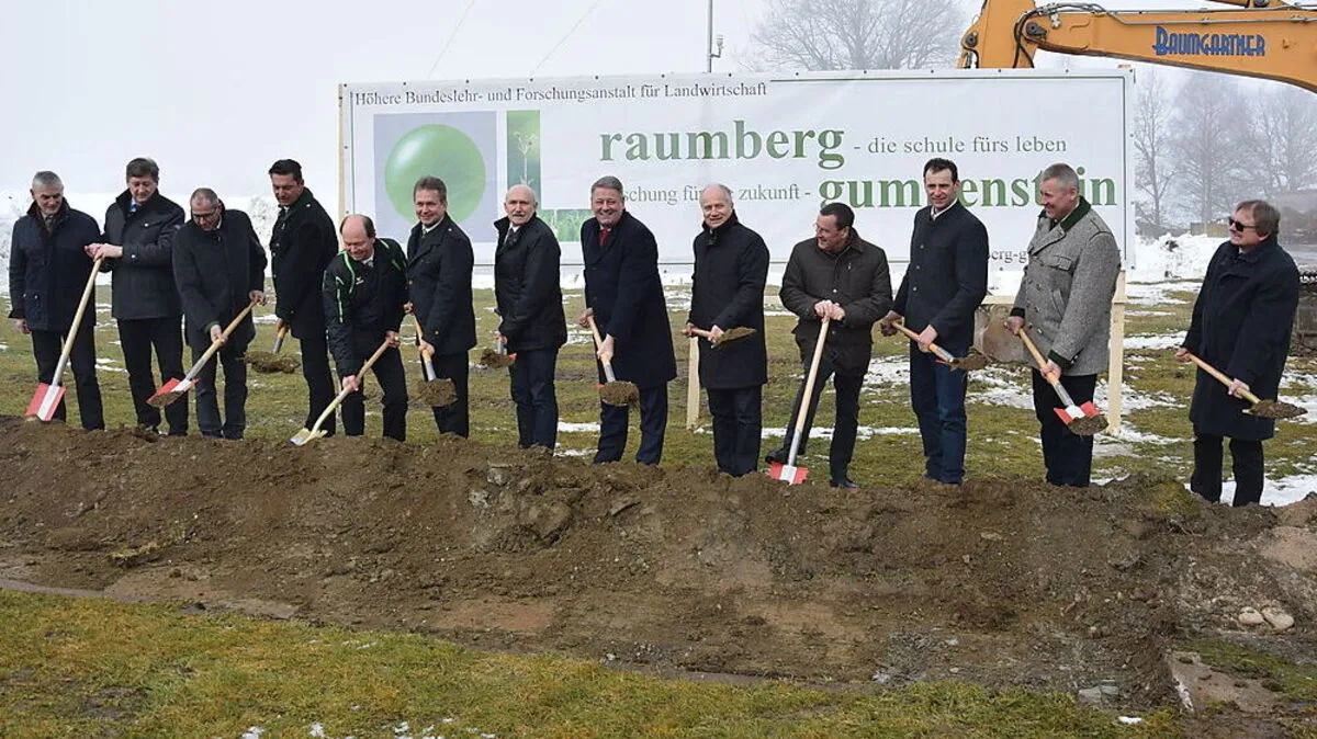 Viel Polit-Prominenz nahm gestern in Raumberg-Gumpenstein einen Spaten in die Hand – Baubeginn dürfte je nach Wetterlage in ein bis zwei Monaten sein