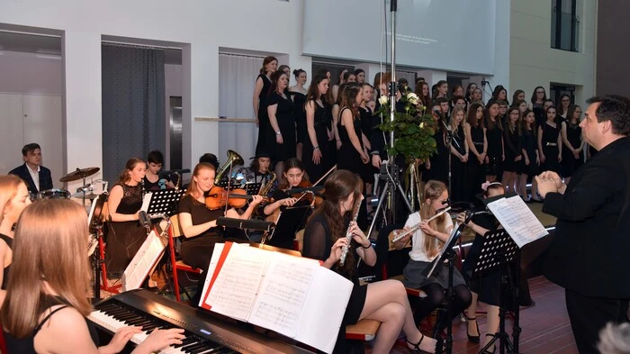 Die Schulband spielte, der Schulchor sang. Auf der ersten Galanacht für den guten Zweck der Tanzenberger gemeinsam mit Licht ins Dunkel wurden Freitagabend zum Spendensammeln auch Bilder von Schülern versteigert.