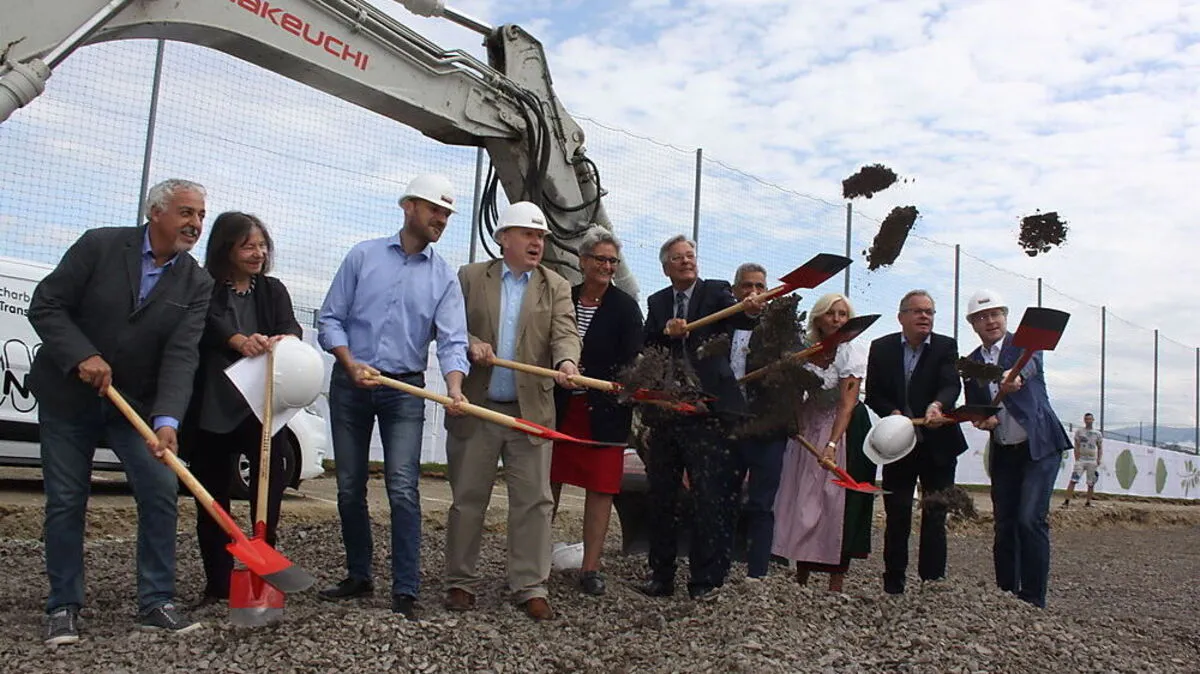 Mit viel Schwung nahmen die Ehrengäste gestern den Spatenstich vor