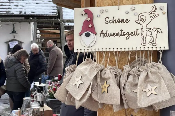 An die 40 derer bieten so von Süßem (Schokolade!), Würzigem (Tees, Salze etc.), Geschnitztem (sogar Christbäume) alles Mögliche bis zu Gebasteltem, Gehäkeltem oder Genähtem an. 