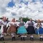 Mehrere junge Frauen in traditioneller Gailtaler Tracht mit bunten Röcken und Kopftüchern