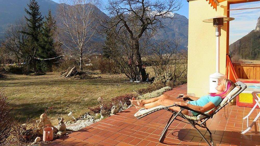 Caro Guttner genoss auf ihrer Terrasse in Oberdrauburg die warmen Sonnenstrahlen
