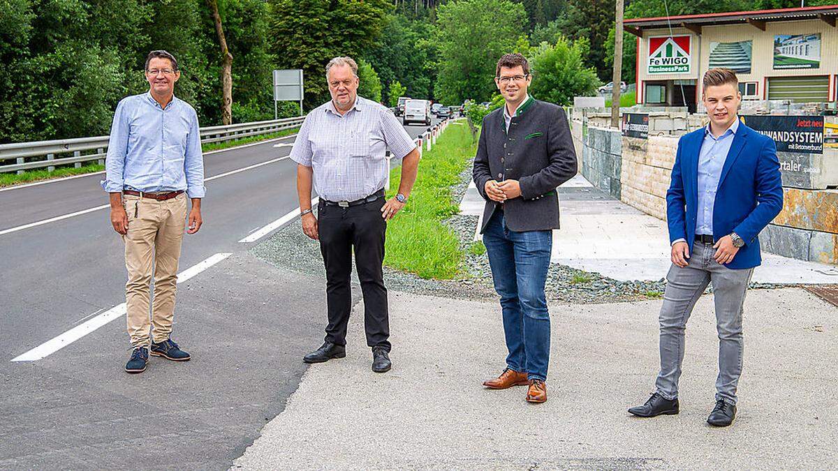 Begutachteten sanierte Ossiacher Straße: Vizebürgermeister Siegfried Huber, Treffner, Gruber und Simon Niederbichler, Obmann der Jungen Volkspartei (von links)