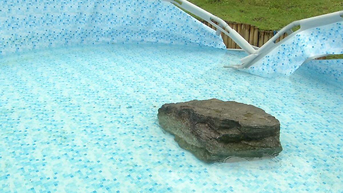 Der Gesteinsbrocken landete im Swimmingpool eines Einfamilienhauses