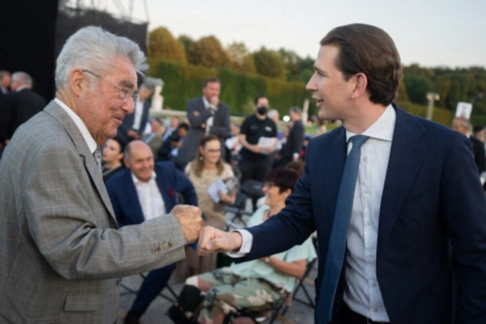 Bundeskanzler Sebastian Kurz begrüßt den Alt-Bundespräsidenten Heinz Fischer.