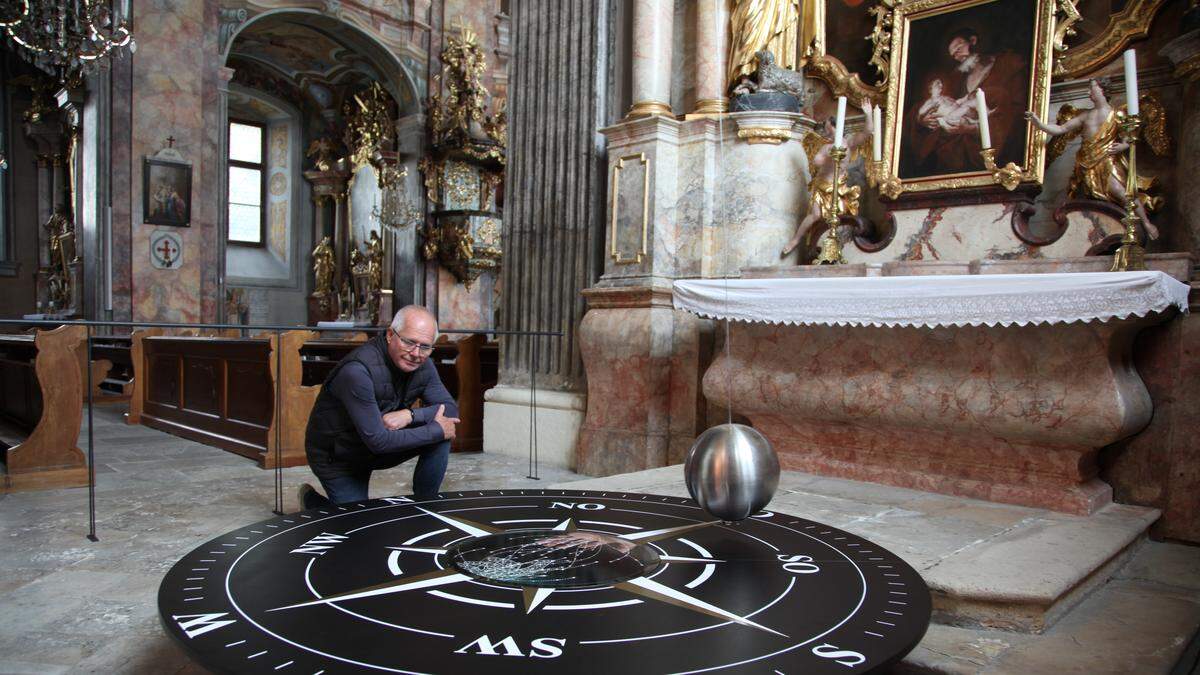 Auf Initiative von Gerhard Kelz, ehrenamtlicher Kurator im Museum Echophysics, bekam die Pöllauer Kirche das weltberühmte Foucaultsche Pendel bei einem Seitenaltar einverleibt