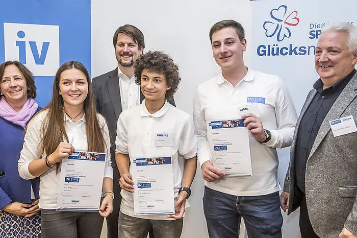 Vorne von links die Sieger in Englisch: Claudia Egger (Kelag, dritter Platz), Salem Ramic (Kelag, erster Platz), Lucas Zwenig (Philips, zweiter Platz)