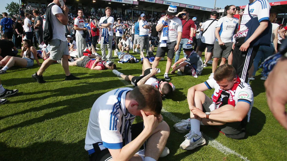 Die HSV-Fans konnten es nicht fassen: Relegation statt Aufstieg