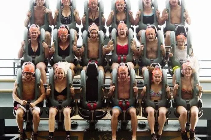 Efteling (Niederlande).Neben verschiedenen Achterbahnen, einem Märchenwald und unzähligen Themenwelten warten noch zahlreiche andere Attraktionen auf die großen und kleinen Besucher.