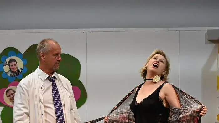 Thomas Feichtinger als Psychiater und Andrea Ebner - spielt die wohlhabende Bewohnerin Agnes 