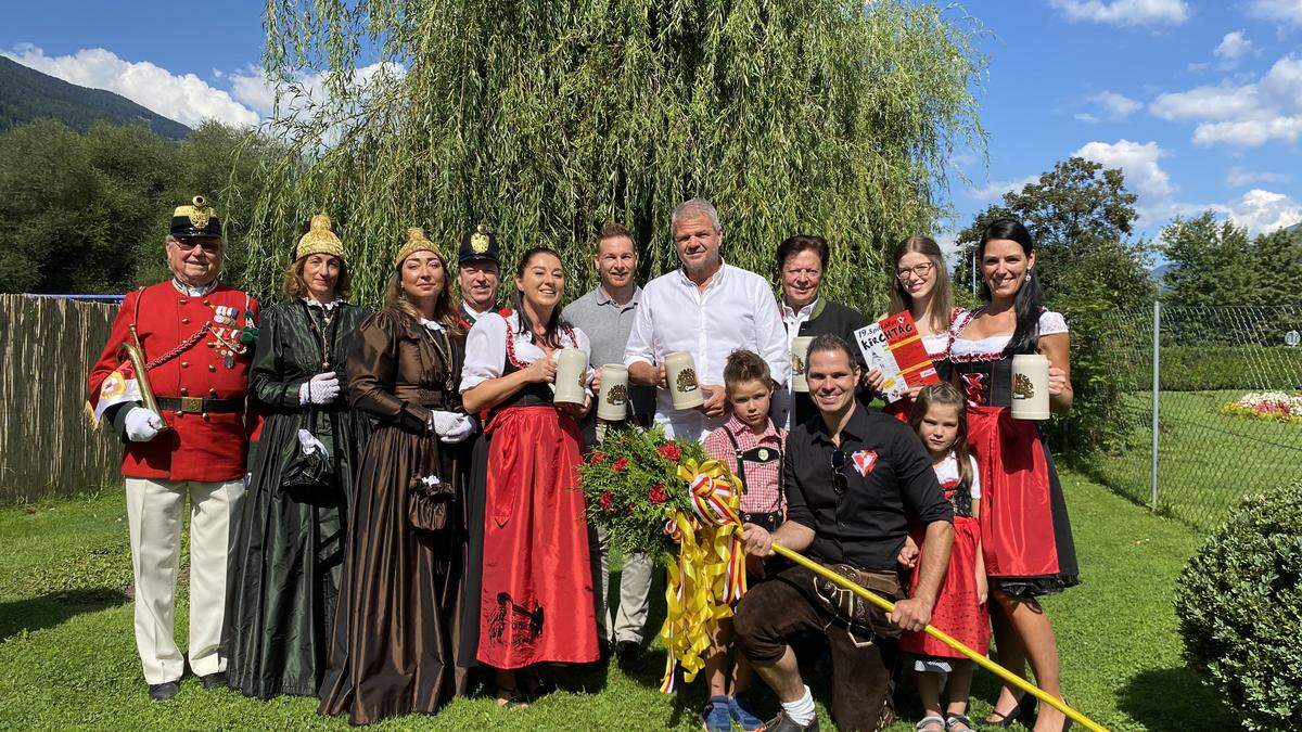 Spittaler Kirchtagsobmann Willi Koch (3. von rechts) mit Bürgermeister Gerhard Köfer, Bürgergarde, Goldhaubenfrauen, Daniela Pirker (Stadtmarketing) und den Kirchtagsladern