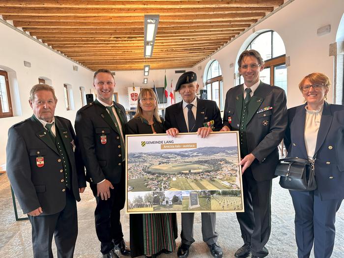 Die Delegation aus Lang überreichten den italienischen Gastgebern eine Fotocollage