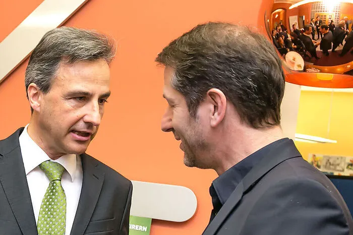Bürgermeister Siegfried Nagl: "Ich bin unendlich glücklich, dass das Nationalteam aufgestiegen ist - und ich habe Franco Foda, immer gleich nach dem Spiel via Handy gratuliert. Wir sind alle sehr stolz über den Einsatz der Spieler und den Esprit dieser Mannschaft. Jetzt heißt es gegen Italien Daumen halten, die natürlich der Favorit sind. Unser Team kann jetzt aber ganz leicht und unbeschwert in dieses Match gehen. Und vielleicht gelingt ja gerade dann, auch noch diese Überraschung!"