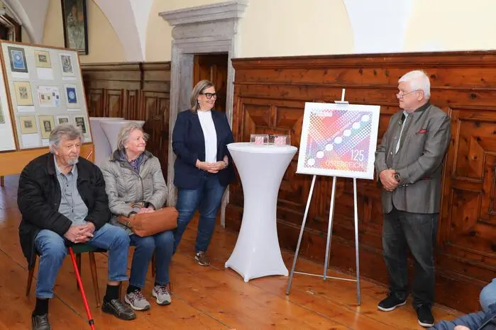 Gewürdigt wird dieser Geburtstag mit einem Jubiläumsmotiv, das für alle europäischen Postgesellschaften, die in der PostEurop vereinigt sind, gleich ist und vom deutschfinnischen Künstler Klaus Welp stammt.