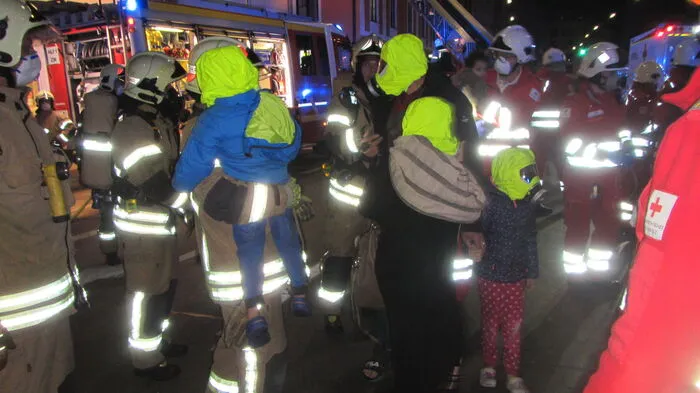 Zwei Stunden lang dauerte der Lösch- und Rettungseinsatz auf dem Grazer Griesplatz.