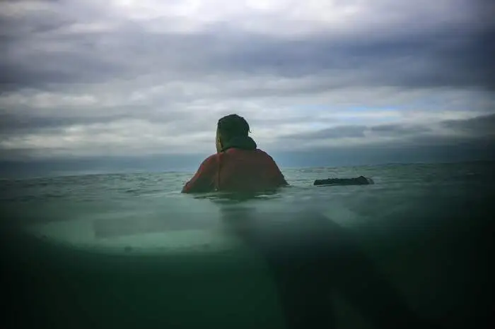 Das kleine Dorf Unstad liegt an einem einsamen Strand, die Wellen können sich von Grönland aus so richtig aufbauen.