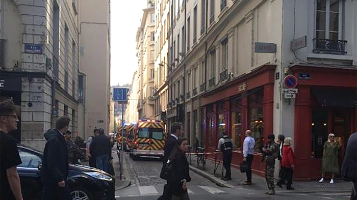 Nach der Explosion in Lyon mit mehreren Verletzten haben Anti-Terror-Spezialisten der Pariser Staatsanwaltschaft die Ermittlungen übernommen.