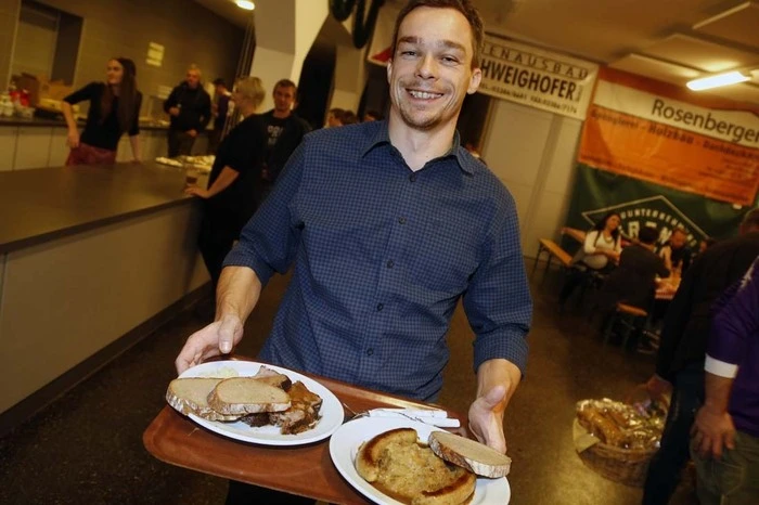 ...warteten beliebte Schmankerln wie Schweinsbraten, G`selchtes oder Erdäpfelwurst auf die hungrigen Gäste.