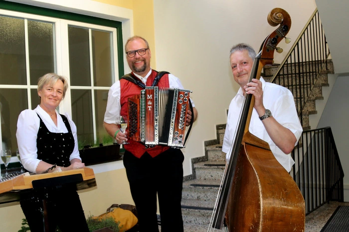 Das Vokalensemble Kärnten, das Oktet Suha, das Quintett Petzen, das Quartett OisterniX, das Völkermarkter Altsteirertrio, das Vokalensemble 4ME und die Musikgruppe Volxpower unterhielten die Gäste.