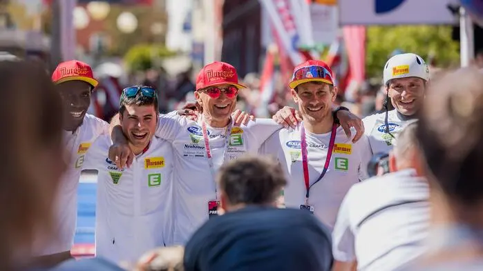 Sportler posieren für die Kameras