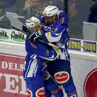 14. Oktober 2016: Kromp (links) legt Lanzinger beim 6:5 n. V. gegen Innsbruck sein erstes Tor auf