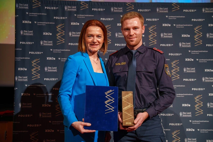 Inspektor Tobias Köck ist „Newcomer des Jahres“, im Bild mit Ehrenpatin Landesrätin Simone Schmiedtbauer