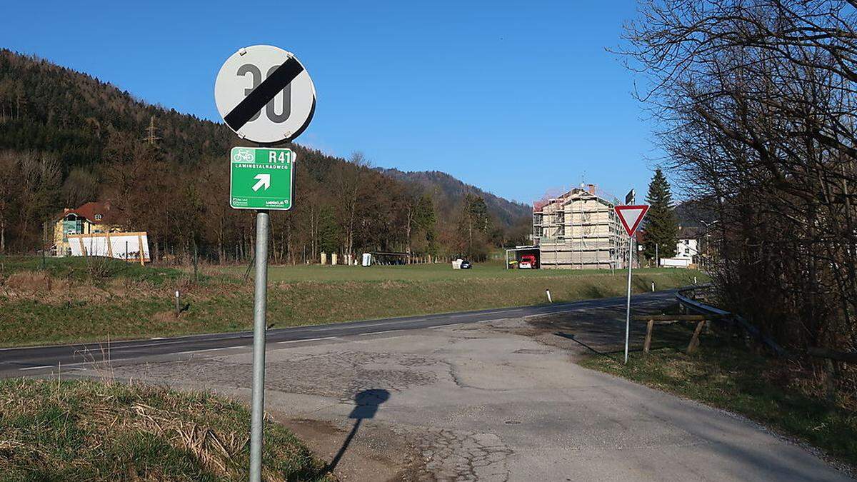Das grüne Schild weist zum Radweg 41 – den es dort aber (noch) gar nicht gibt