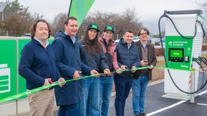 Sechs Personen zerschneiden ein grünes Band zur Eröffnung einer E-Ladestation | Hannes Jernej (Geschäftsführer Mochoritsch Gastronomie GmbH), Reinhard Draxler (Kelag-Vorstand), Ruderinnen Magdalena und Katharina Lobnig, Alexander Jordan (Kelag-Vertriebsleiter) und Josef Jernej (Geschäftsführer Mochoritsch Gastronomie GmbH) (von links)