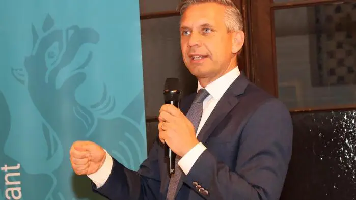 Eines gleich vorweg: Es waren nicht nur Wirtschaftstreibende, die sich am Mittwochabend in Scharen Richtung Töscheldorf nahe Althofen aufgemacht hatten. Grund war Wolfgang Hattmannsdorfer (Foto), Bundesminister für Wirtschaft, Energie und Tourismus, der auf Einladung der Stadtgemeinde Althofen zum Wirtschaftsgespräch lud. 