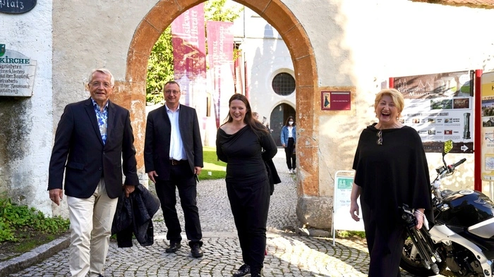 Der Vorsitzende des Kulturstiftung Kärnten, Adolf Rausch, Künstler Armin Guerino, Kuratorin Tanja Prušnik und Elisabeth Rosegger vom Verein MillstART