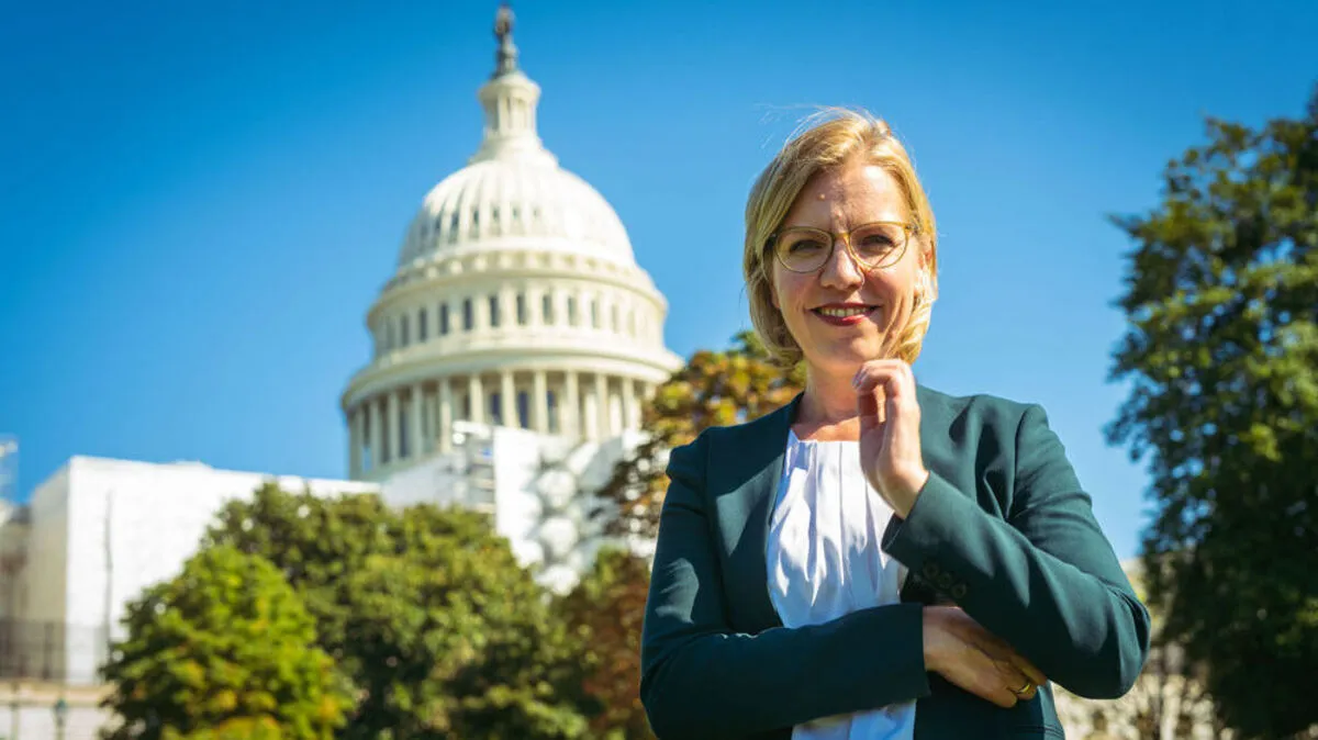 Die grüne Klima- und Energieministerin Leonore Gewessler vor dem Kapitol in Washington