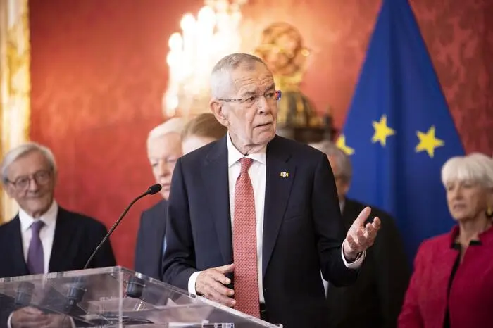 „Gemeinsam statt einsam“ war der Slogan, mit dem der Beitritt zur EU damals beworben wurde, erinnerte sich der Bundespräsident. Der EU-Beitritt sei eine „große österreichische Erfolgsgeschichte“. 