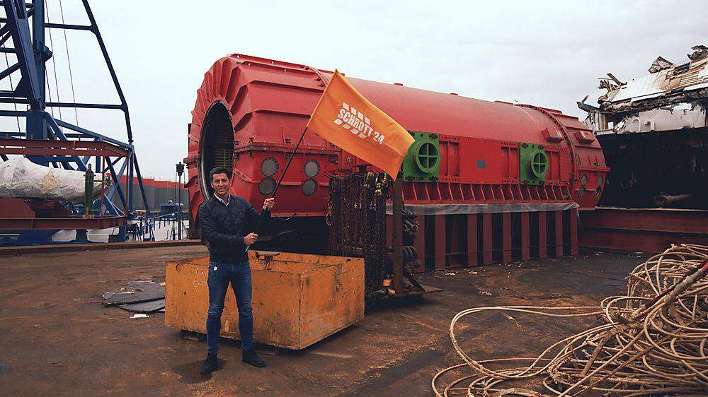 Alexander Schlick von Schrott24 mit dem Generator des abgerissenen AKW Mülheim-Kärlich 