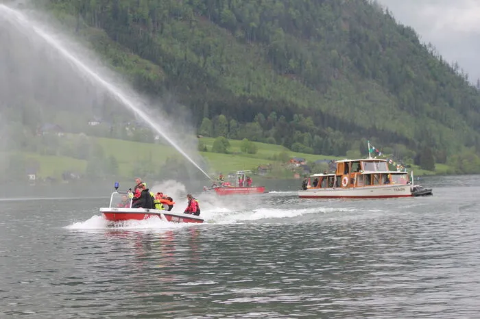 Die Feuerwehr birgt und löscht