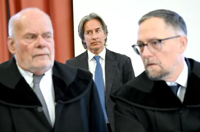 Karl Heinz Grasser mit den Verteidigern Manfred Ainedter (l.) und Norbert Wess 